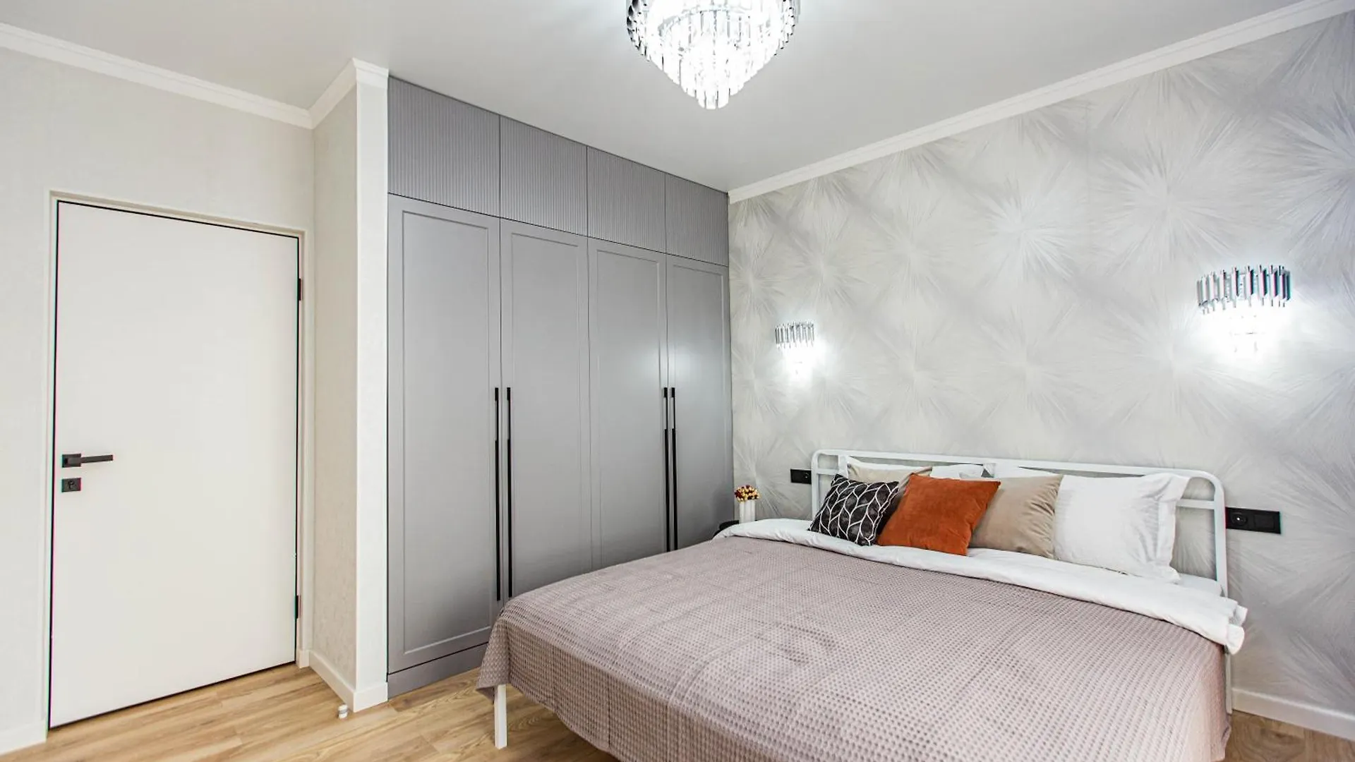 2 Room Apartment With Mountain View, Near Metro And Shopping Mall 알마티 0*,