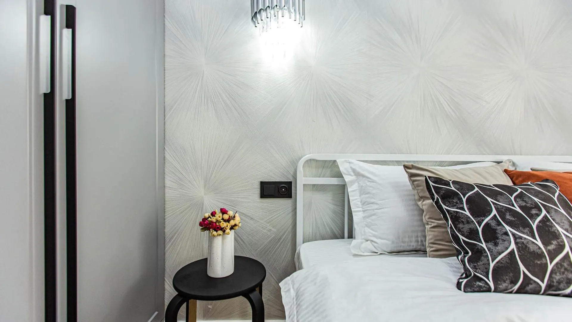 2 Room Apartment With Mountain View, Near Metro And Shopping Mall 알마티 카자흐스탄