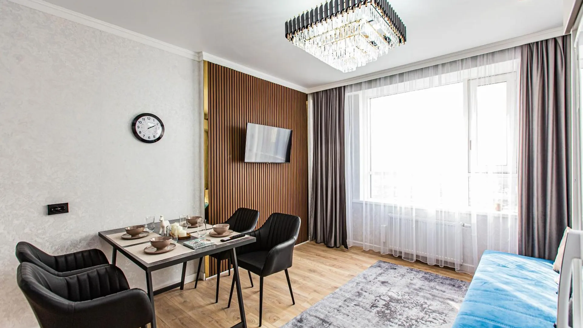 2 Room Apartment With Mountain View, Near Metro And Shopping Mall 알마티