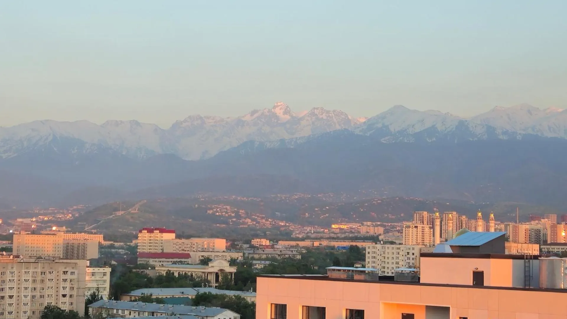 2 Room Apartment With Mountain View, Near Metro And Shopping Mall 알마티