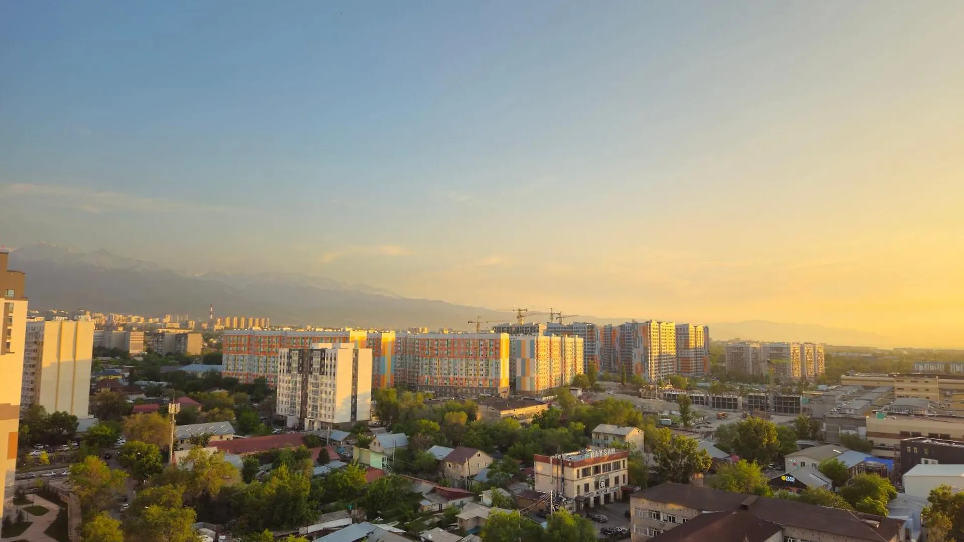 2 Room Apartment With Mountain View, Near Metro And Shopping Mall 알마티